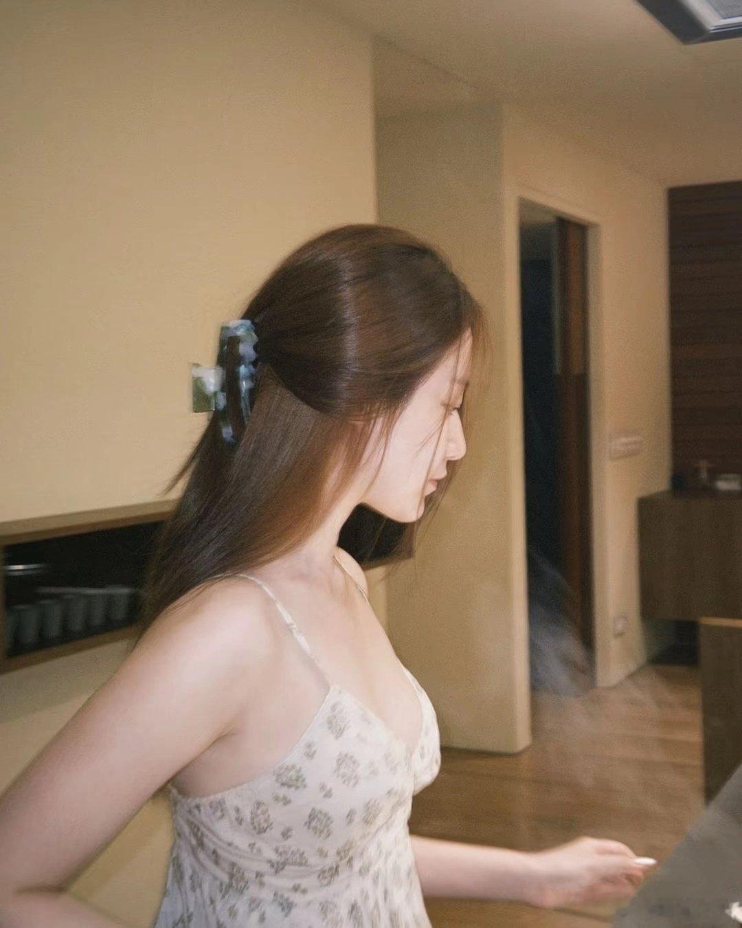 爱穿肚兜的叶舒华，看着好清纯。她是知道自己优势的。