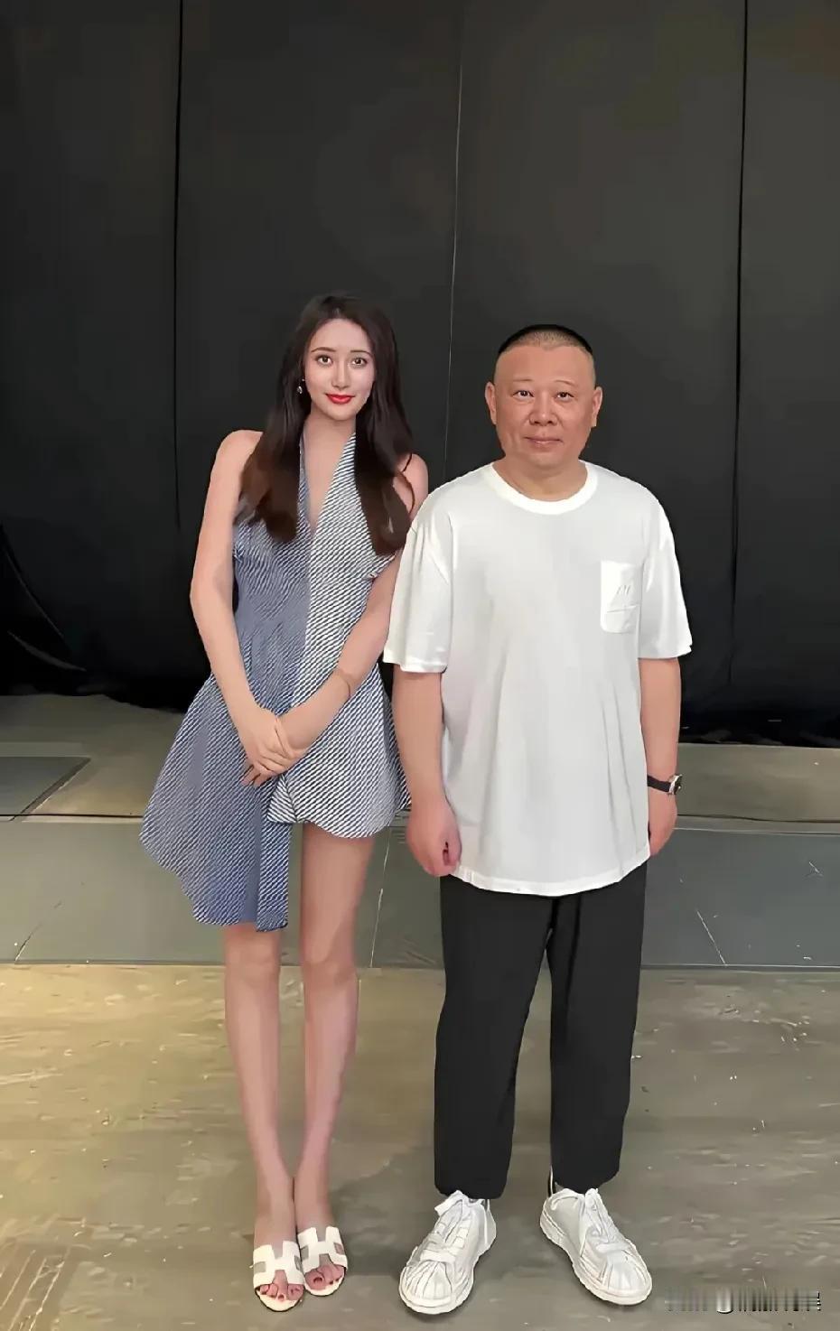 郭德纲现身上海，和美女粉丝同框，边界感好强！他个子不高，目测差不多1米6，眉毛