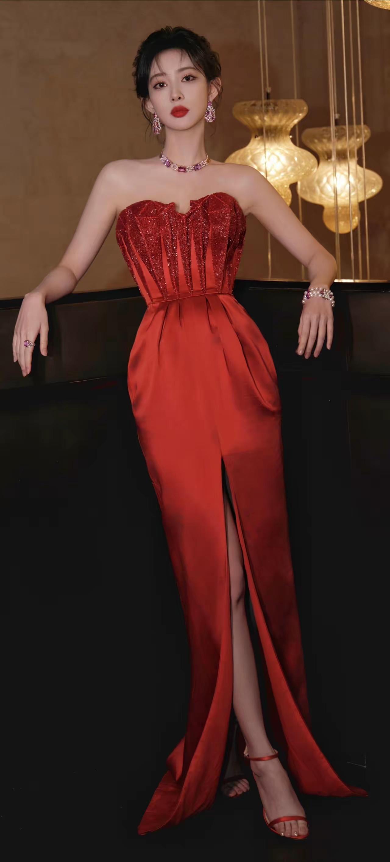 美女壁纸～孟子义红裙穿搭公式：抹胸鱼骨+缎面高开叉+珠宝点缀，秒变富家千金