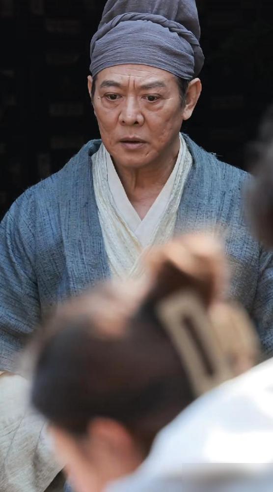 62岁李连杰最近扎进武侠微短剧圈了。不是当主角，就是客串几分钟的戏份，还一分