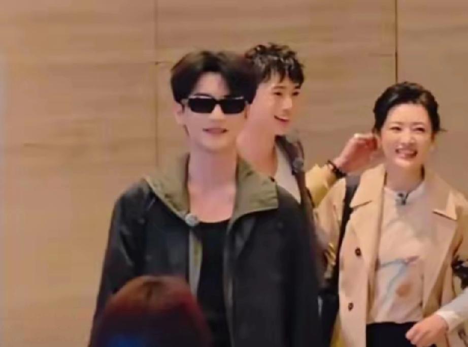 周涛重庆偶遇恩利，58岁状态惊艳，同框像同龄人周涛与伊能静儿子恩