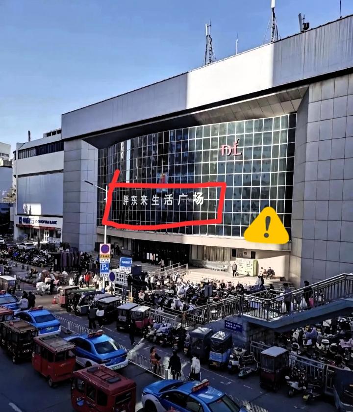 我表妹在许昌生活广场楼上开了三年美甲店，昨儿晚上跟我视频，气哼哼地感慨，这些房东
