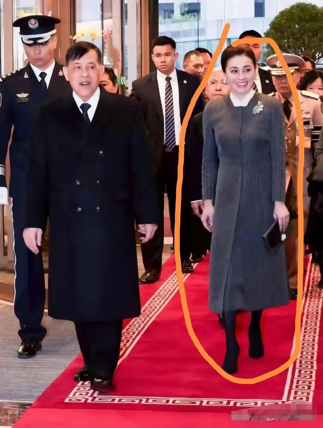 还说不够恩爱？看都看出来了！泰王玛哈的黑皮鞋稳稳踩在红毯边缘，把大部分红毯让给