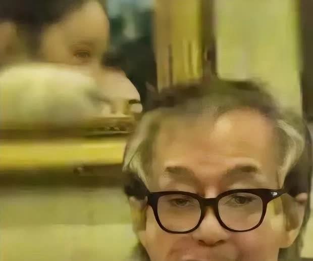 成龙这辈子注定要遗憾终生了他挣再多的钱再有巨星光环，71岁的他也