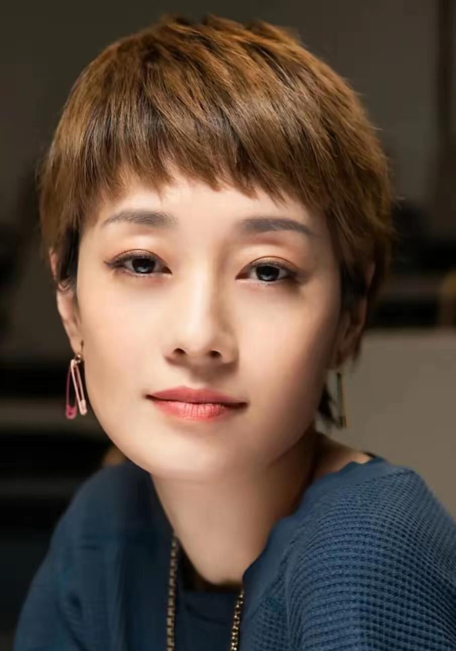 这还用纠结？袁泉和马伊琍的气质根本没法比出个高低，完全是不同类型的美。袁泉就像