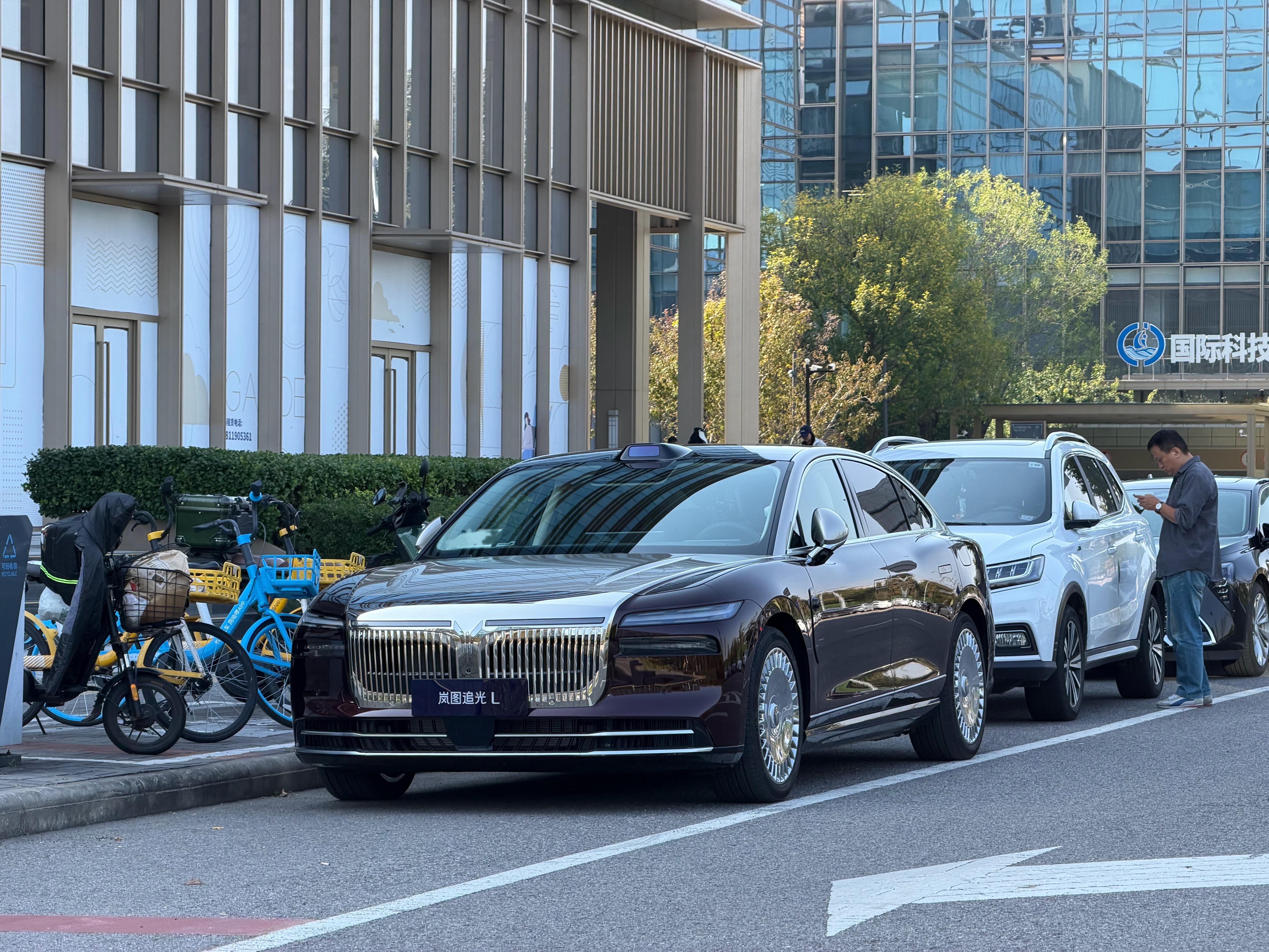 岚图追光L这前脸开出去太唬人了，远处一看还以