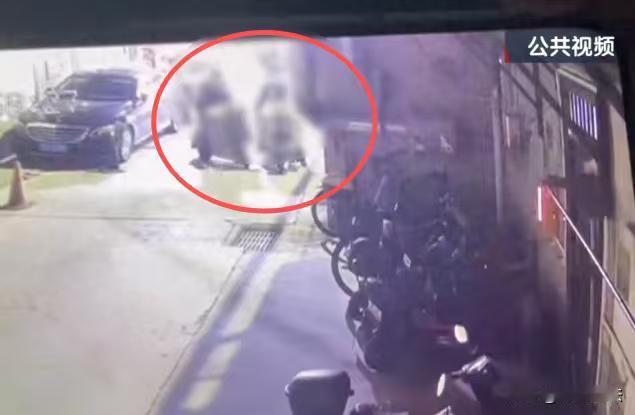 北京，男子上班途中偶遇了一个漂亮的妹子，男子立刻一见钟情，之后跟踪女子来到她上班