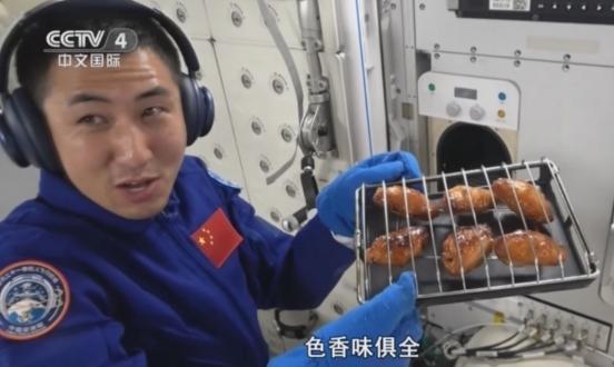 刚在天宫里撸完烧烤的宇航员们，恐怕没料到这顿“太空大餐”的后劲这么大——神舟二十