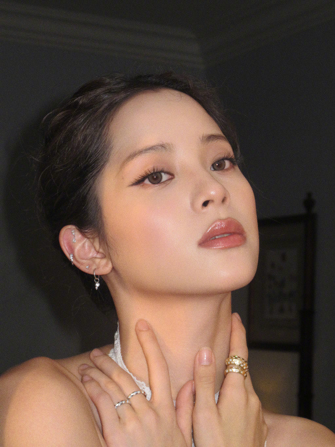 欧阳娜娜高贵的波斯猫淡紫吊带裙的温柔感拉满，披发随性又慵懒，垂眸浅笑时带着娇软