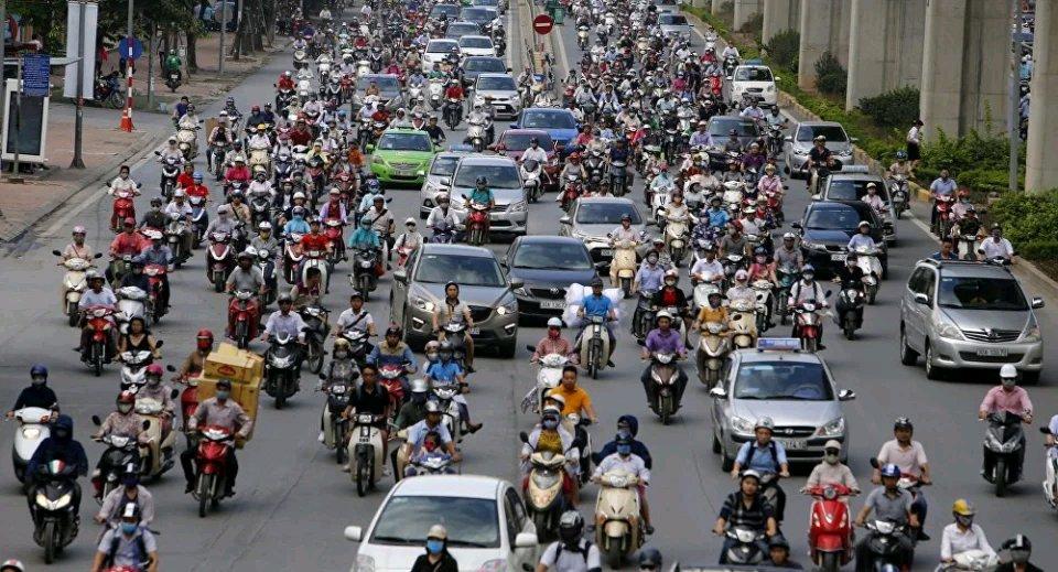 越南这个“摩托车王国”正掀起电动转型风暴。越南全国登记在册摩托车超7700万辆，