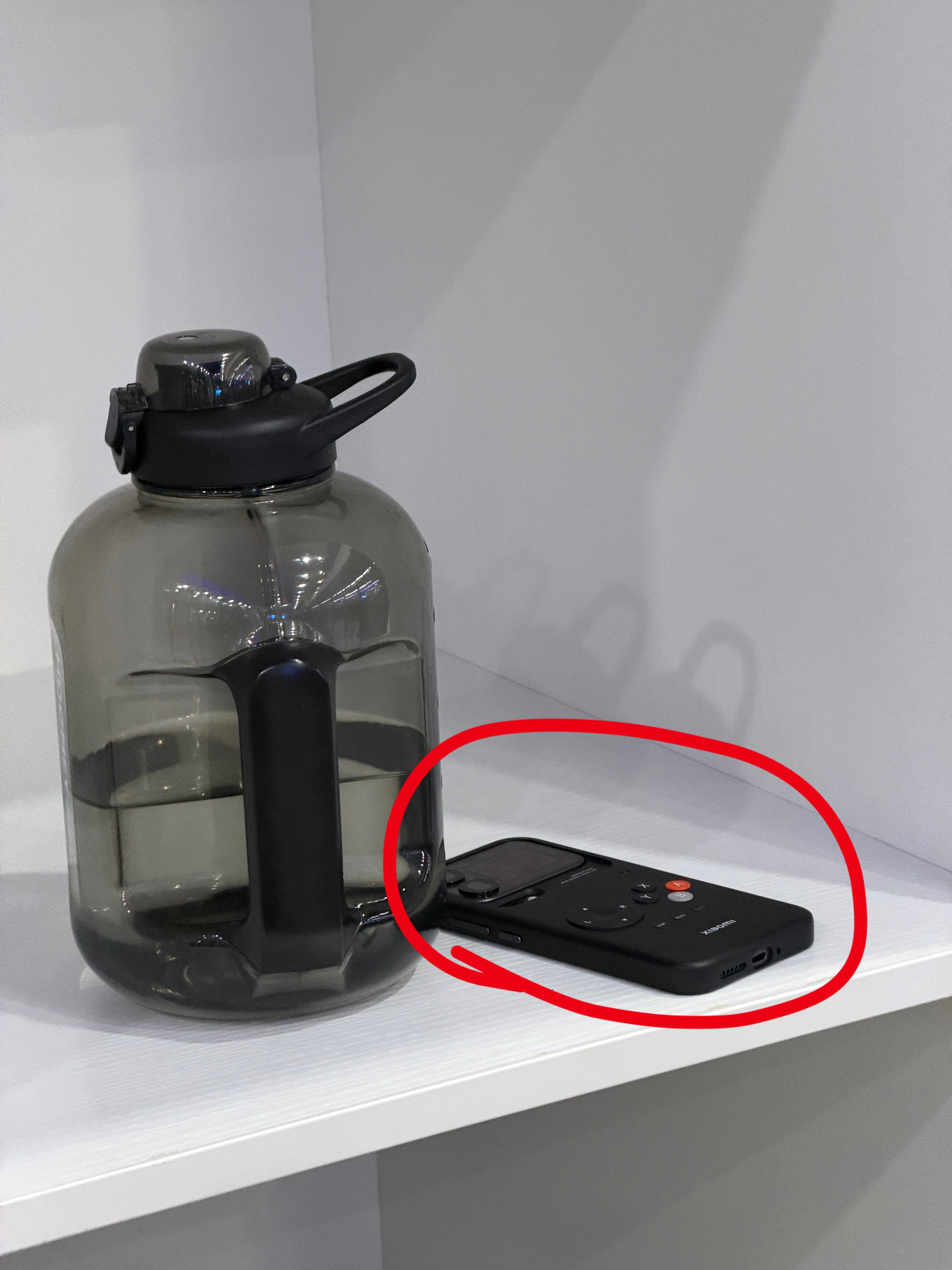 在健身房碰到一哥们儿用的17ProMax、还买了游戏保护壳的