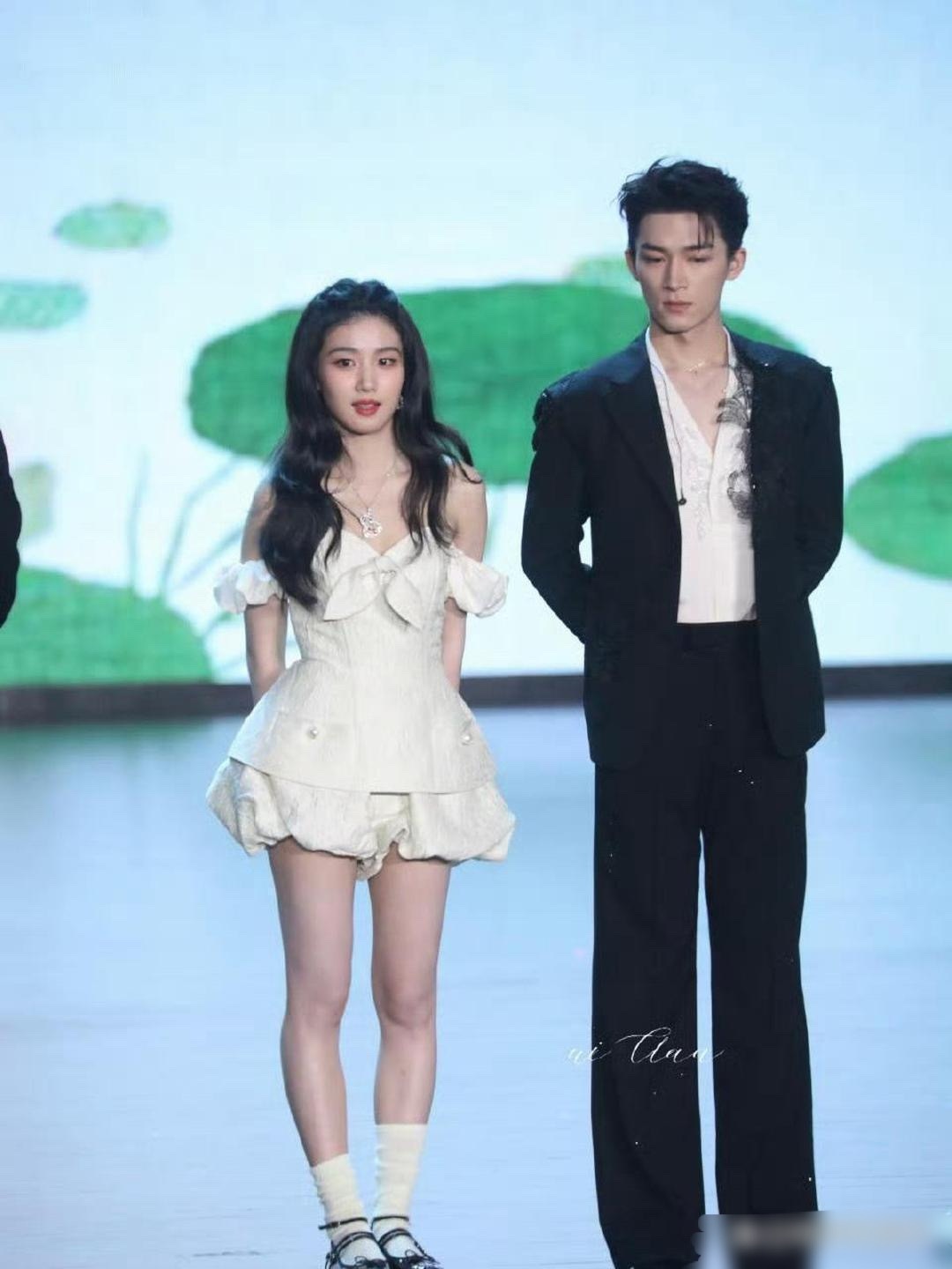 怪不得明星活动爱穿长裙呢，比例没那么好的人穿长裙真的会遮掉很多缺陷啊！