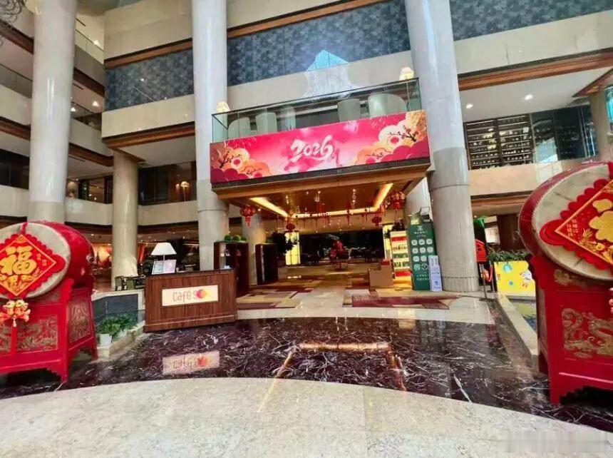 宁波知名五星级酒店迎来司法拍卖近日，宁波东港喜来登酒店的土地、房产、动产及附属
