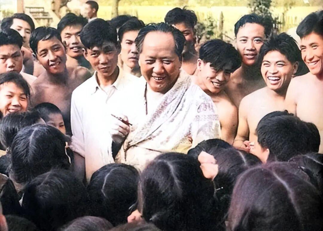 1974年，81岁的毛主席在游泳，上岸后沉默许久，说：“我浑身没劲，手和腿也发软