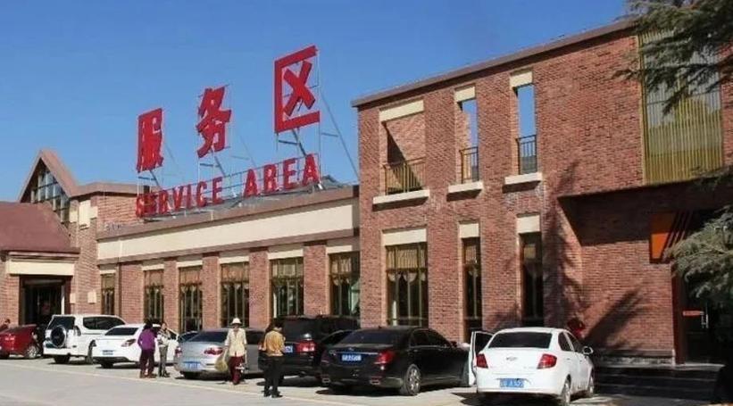发现了吗？现在的高速服务区，很多人下车就是上个厕所，洗洗手，跑长途再加个油，吃的