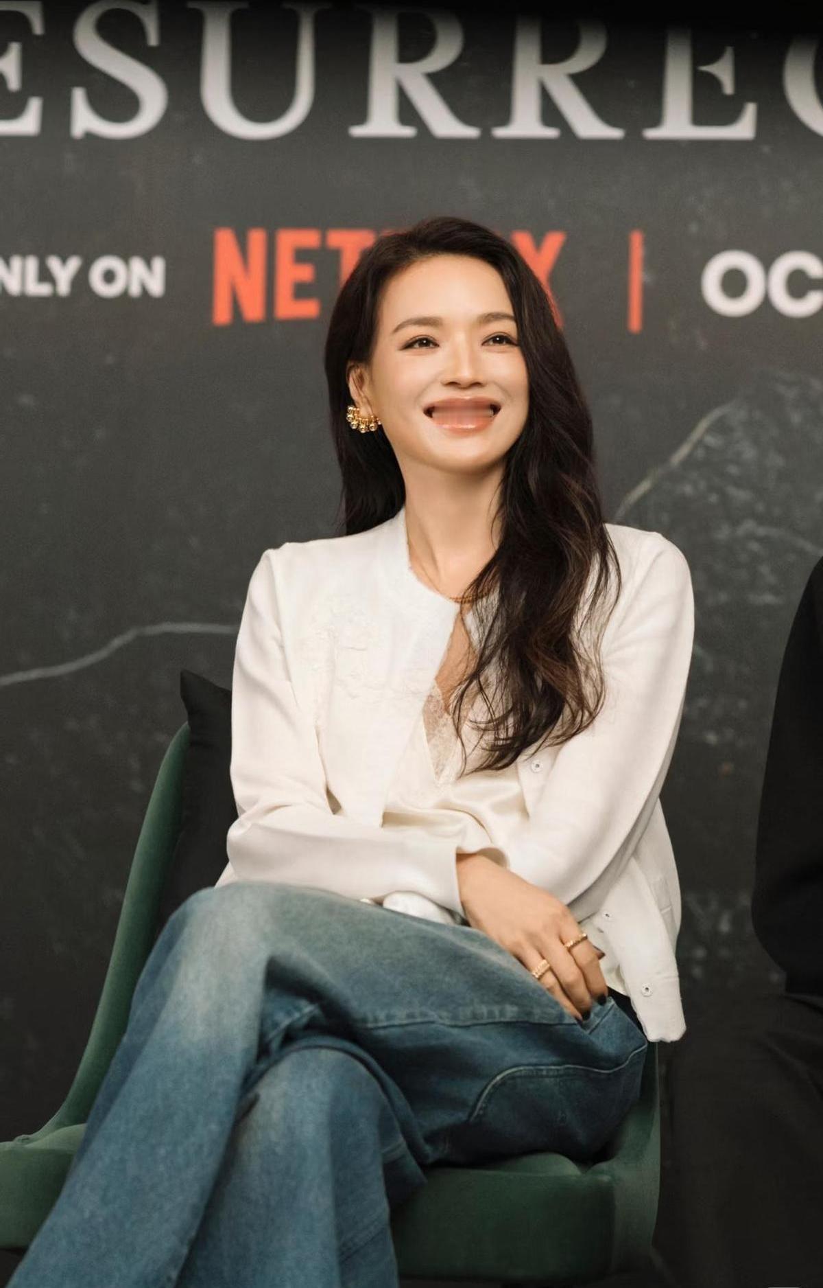 舒淇一出场，全场那些珠光宝气的女明星，瞬间就显得有点多余了。她没戴任何珠宝，就