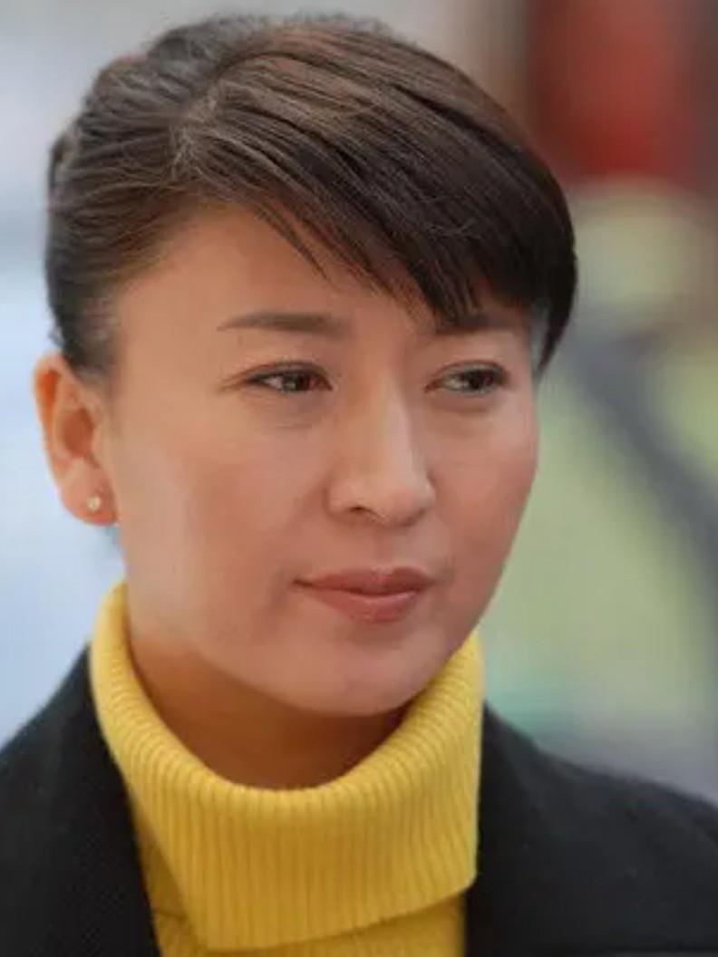 著名演员闫学晶的最新回应来了！刚刚闫学晶直播时霸气表示：不要来我直播间说些不咸不