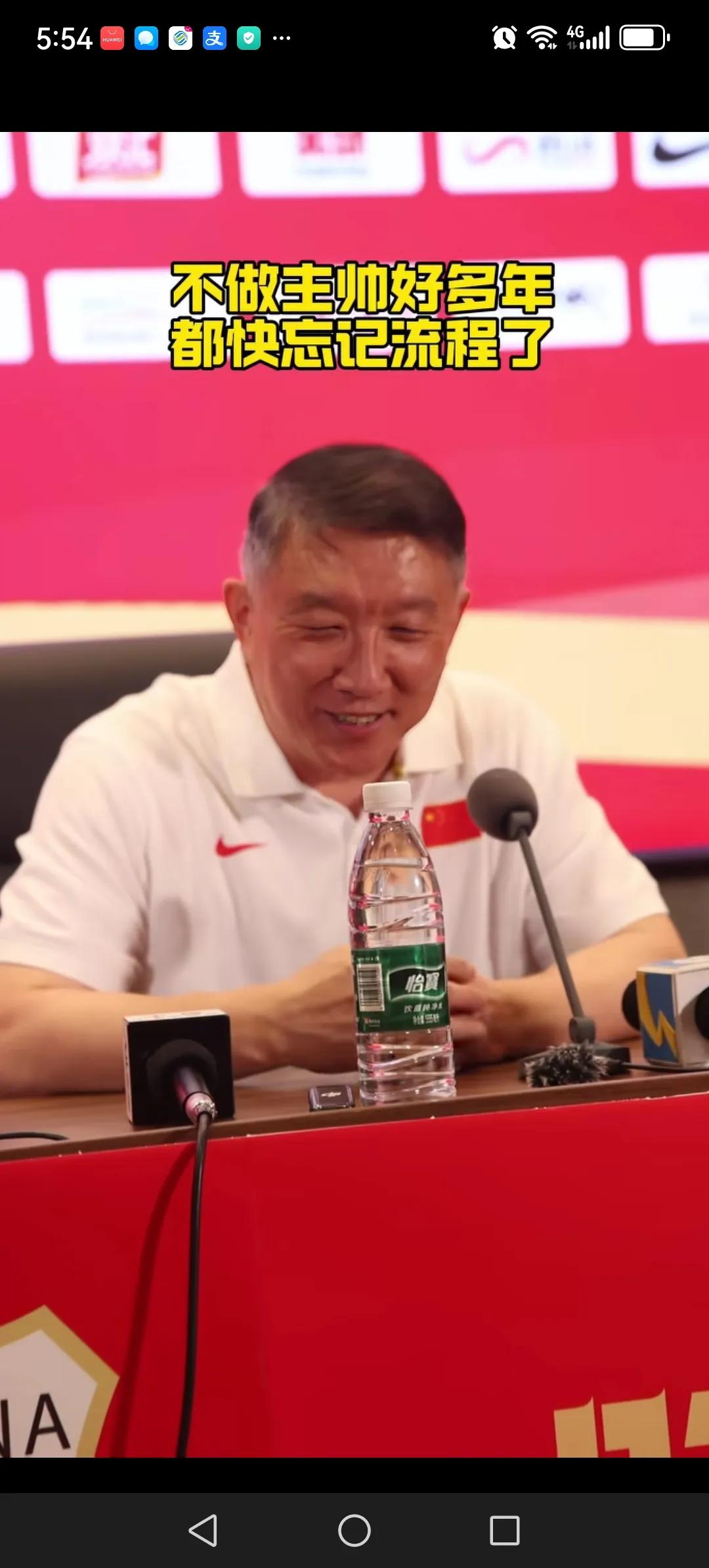 最近有不少球迷在网络上痛批女篮主教练宫鲁鸣亚洲杯弃用老将李梦。说宫指导是在公报私