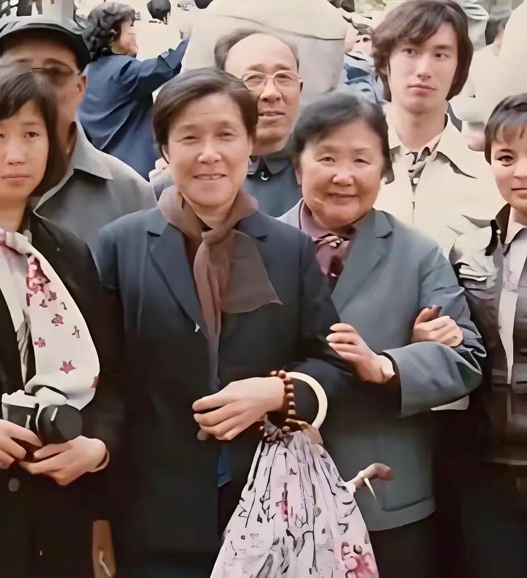 刘姥姥和贾母的合影，看出来哪个是的吗？