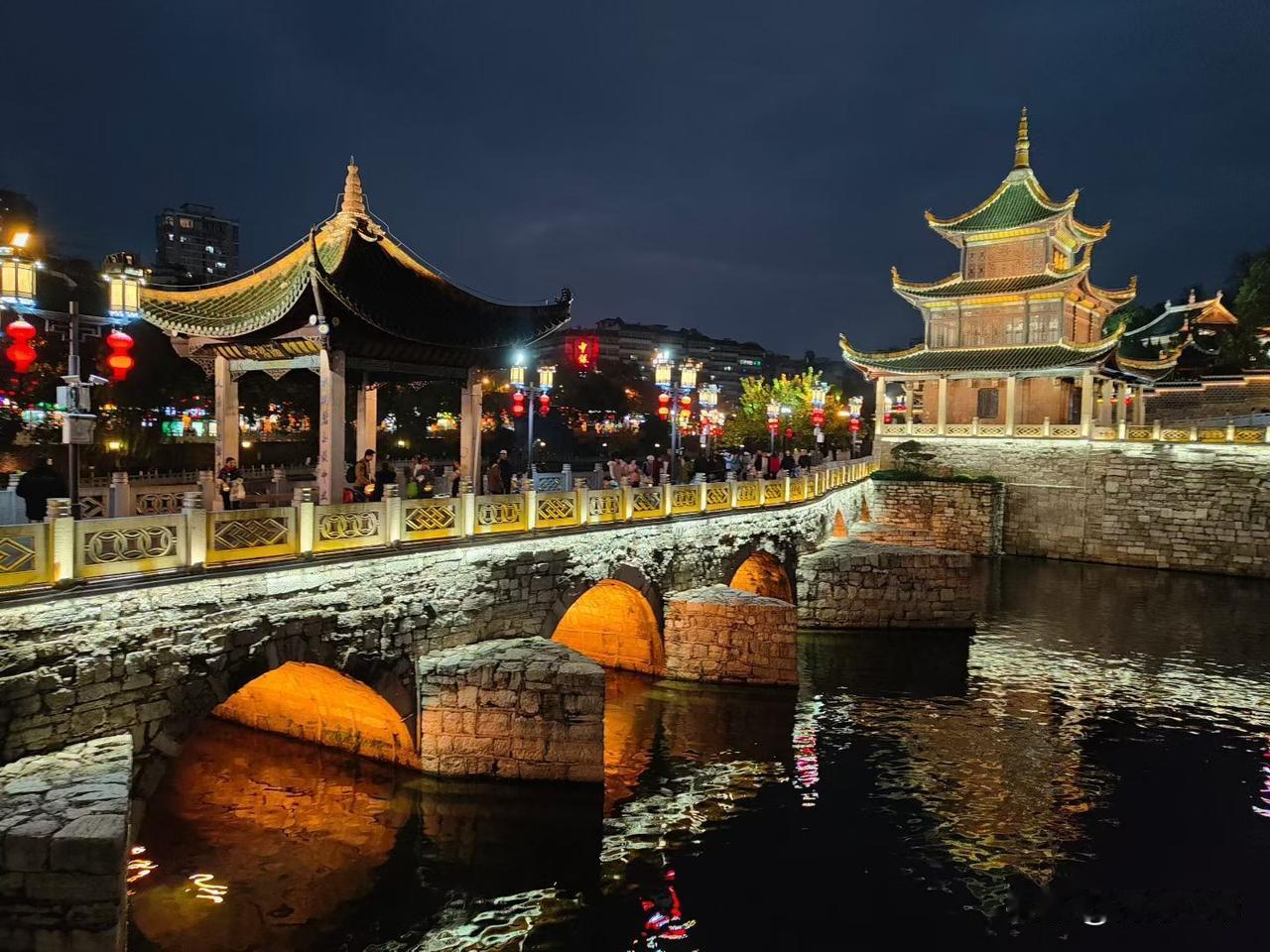 入冬微凉，昨夜天气正好，便信步出门闲逛，不知不觉走到了甲秀楼。南明河静静流淌，楼