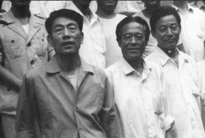 杨少华的穷在相声圈是出了名的，这主要有两个原因，一是家里孩子多，开销大，二是自己
