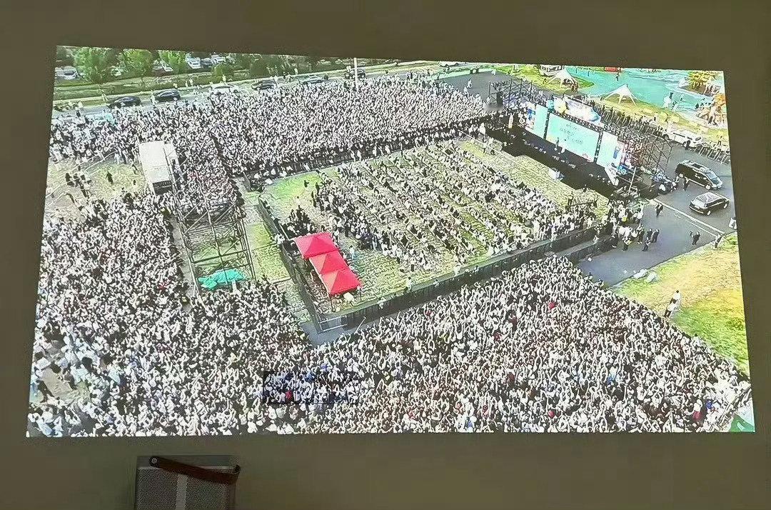 震撼，今天张凌赫济南活动人气[惊恐]​​​