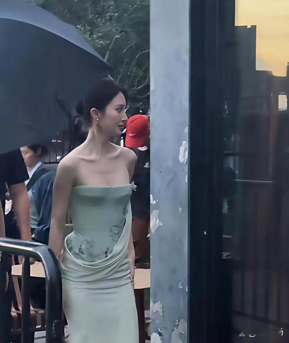 金晨真人都薄成一片了，这也太瘦了