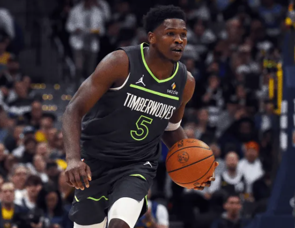 据报道，爱德华兹目前患有“跑者膝”，该伤病通常伴随炎症、肿胀和疼痛等症状。Sha