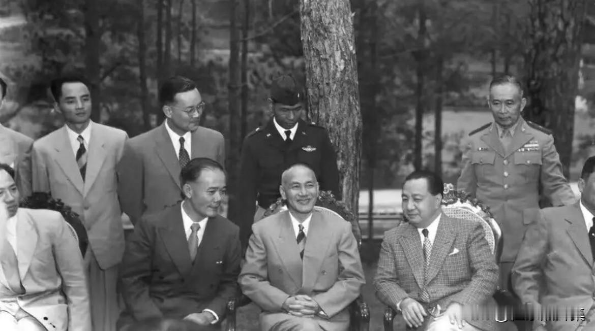 1949年7月，在国民党政权于大陆兵败如山倒时，蒋介石访问菲律宾。此行最引人注目