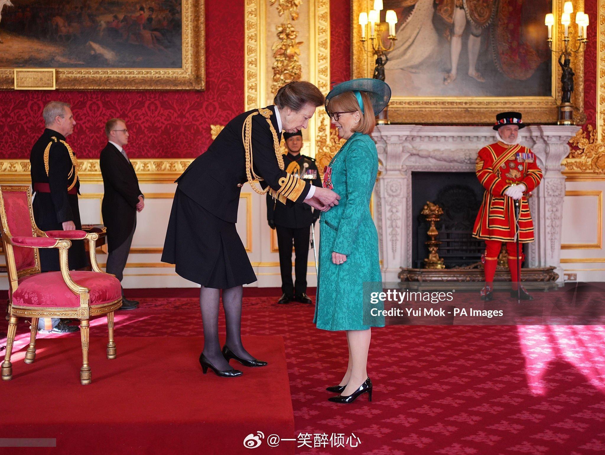 英国王室2025年12月5日，安妮长公主代表查尔斯三世在伦敦圣詹姆斯宫主持授