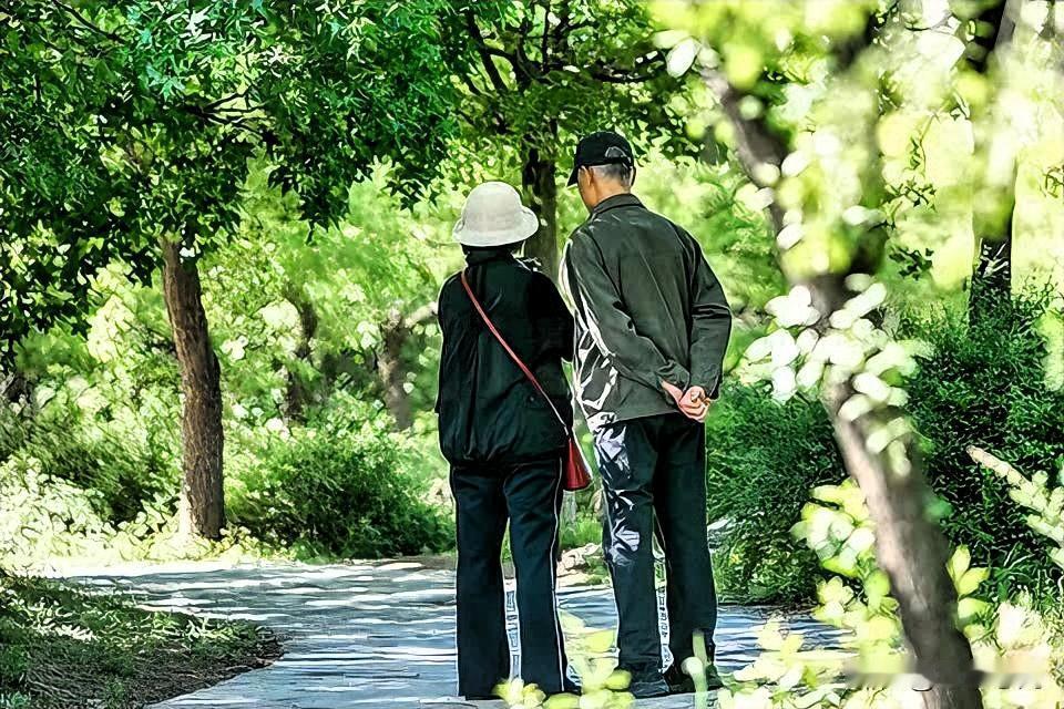 六旬大爷看上42岁女人，大爷要求同居，经过一番商讨，女人点头同意了。老张今