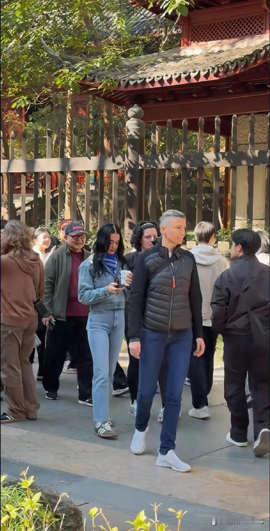水果姐在灵隐寺被网友偶遇，穿着随意、状态松弛，就像个普通外国游客一样自在逛寺