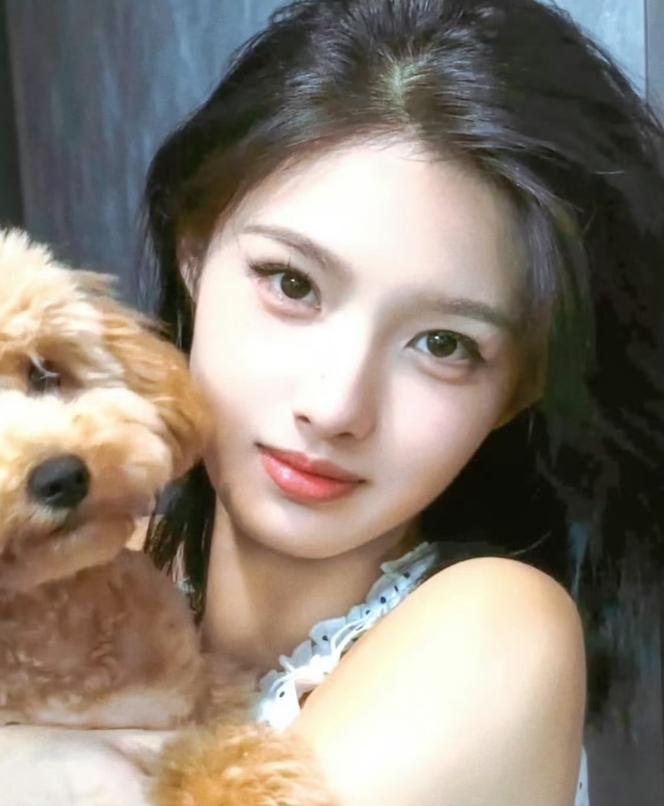 艾米的五官长开了，完全满足偶像剧女主角的颜值标准。其实艾米是童星，2008年出