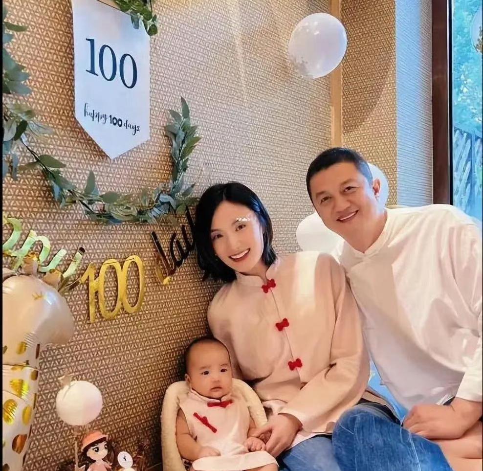李亚鹏将名下最后股权转给海哈金喜，随即备案离婚，并手写“无共同债务争议”。这幕