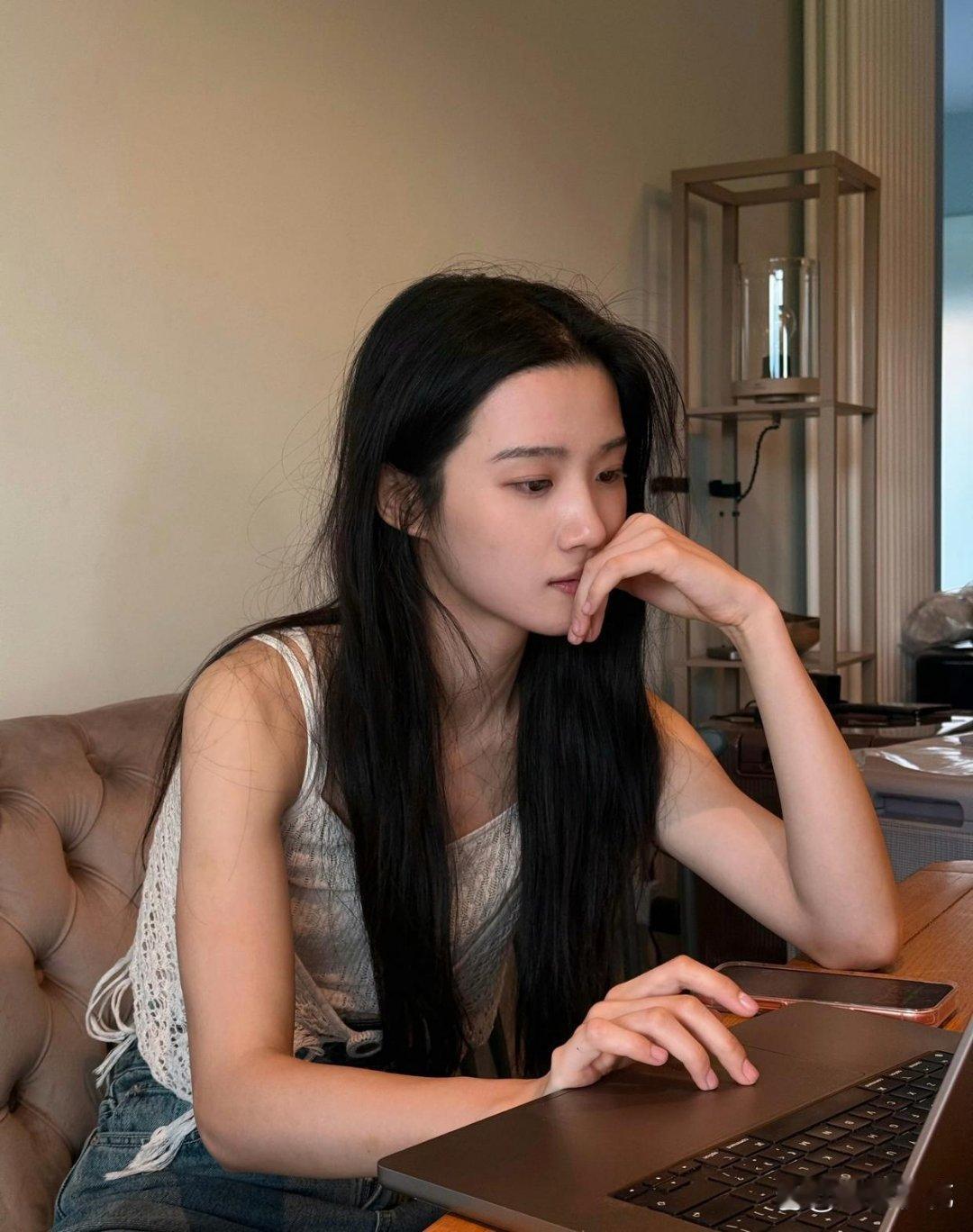 素颜状态下的卢昱晓，竟有刘亦菲的神韵，太神奇了！