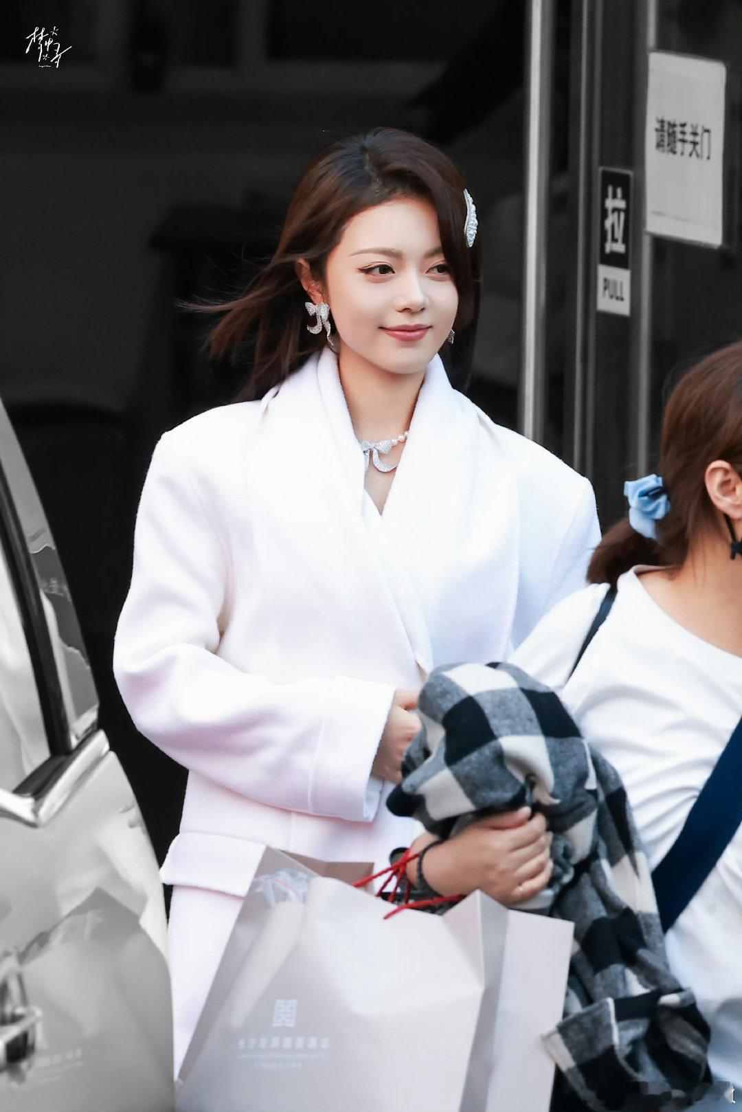 冬季高级感穿搭天花板！赵今麦穿白色大衣简约不简单，版型利落又显气质，搭配简约妆容