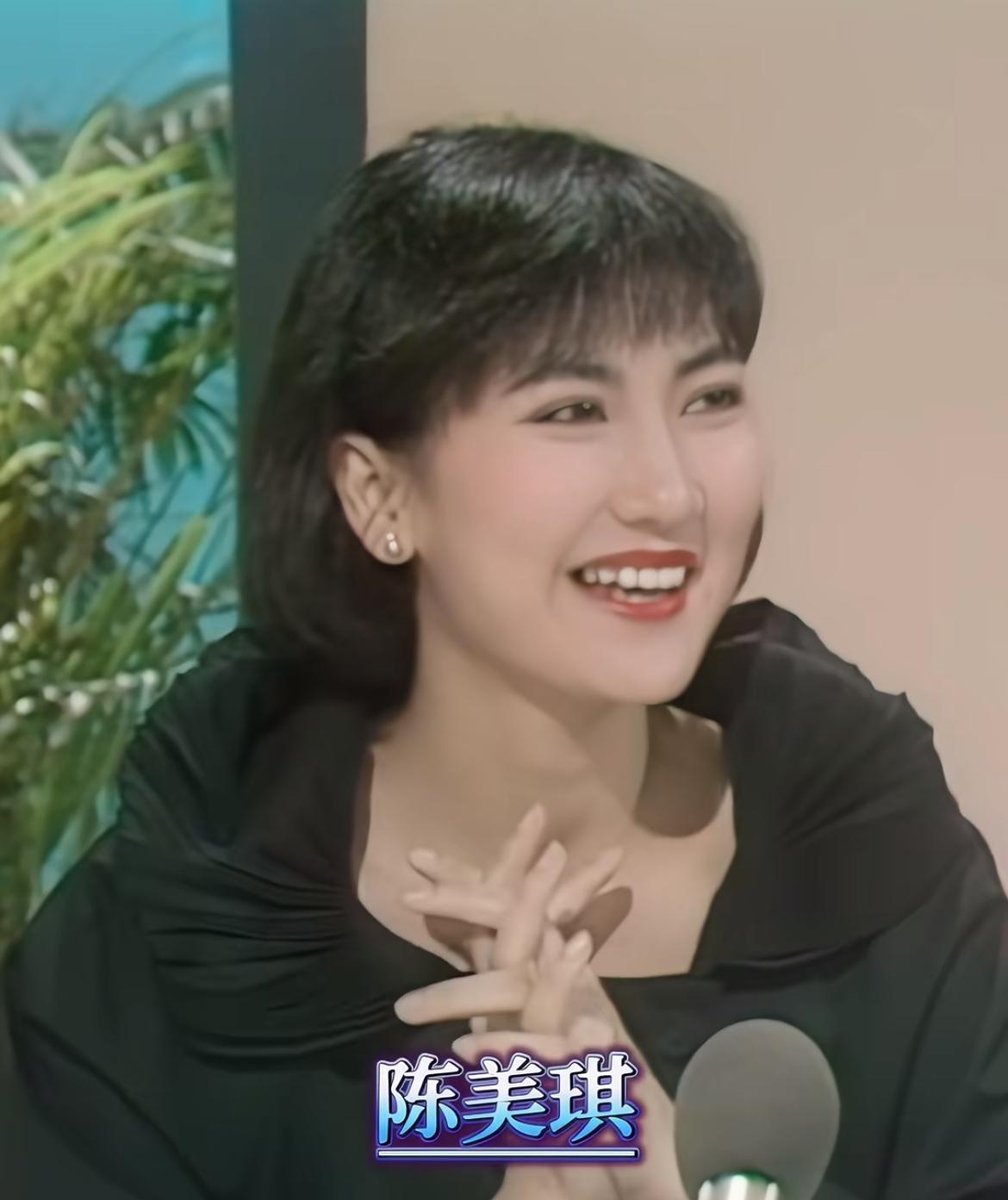 这样看刘嘉玲真的很普通…那个时代的港星真的漂亮，而且发型、妆容、服饰都很时尚，