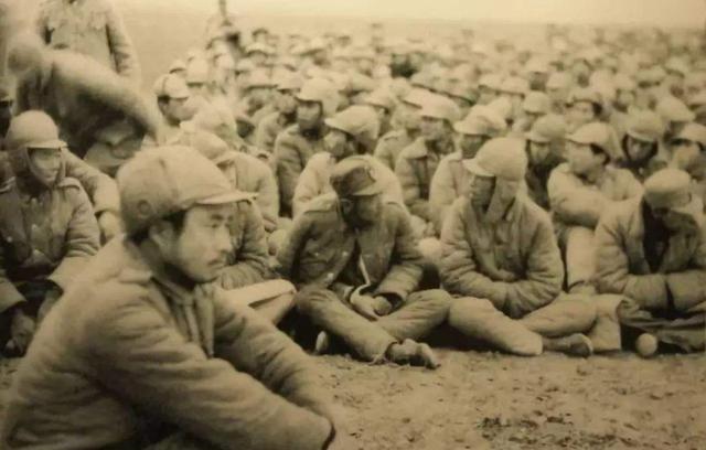 1948年12月8日，被包围在双堆集的18军军长杨伯涛，收到了解放军特使送来的一