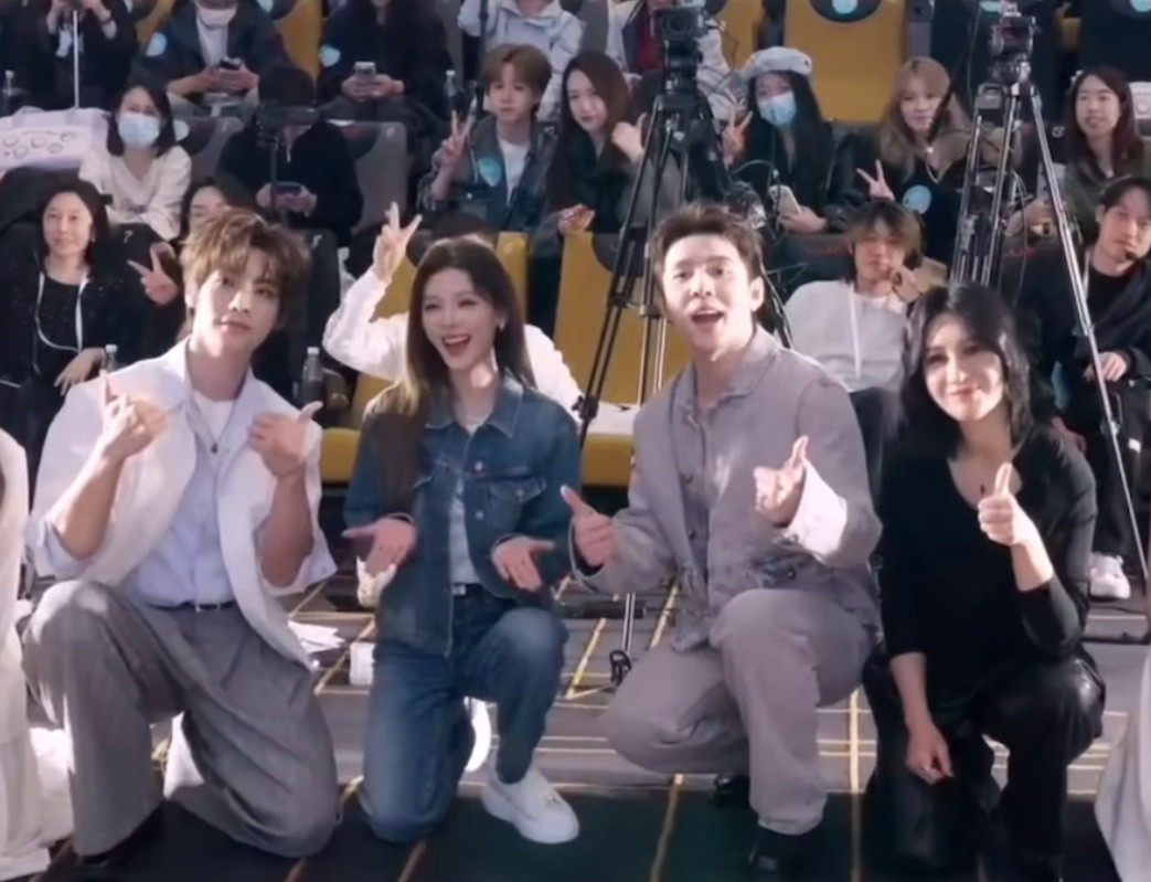 张予曦你还是下意识做这个动作