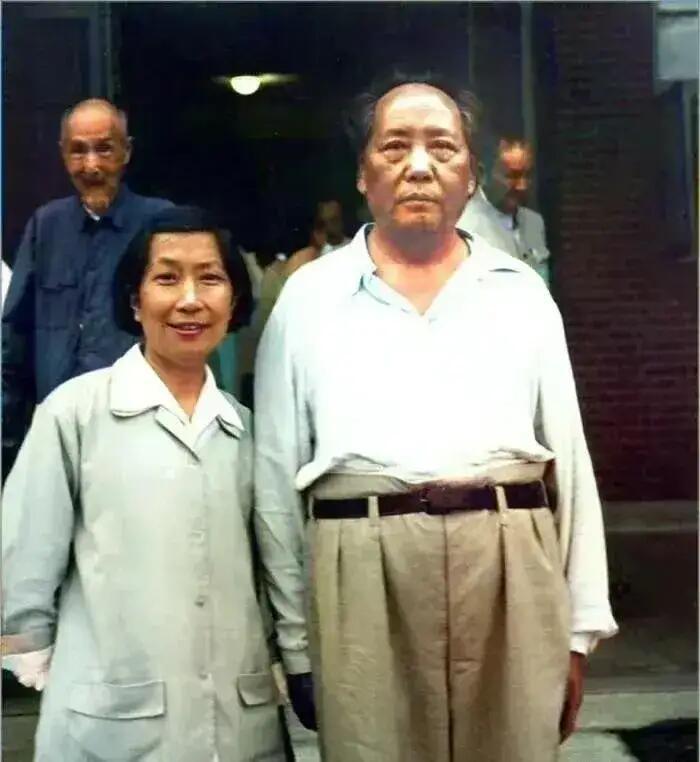 🇨🇳毛主席和烈士家属的合影，她就是柳直荀烈士遗孀李淑一，《蝶恋花·答李淑一》