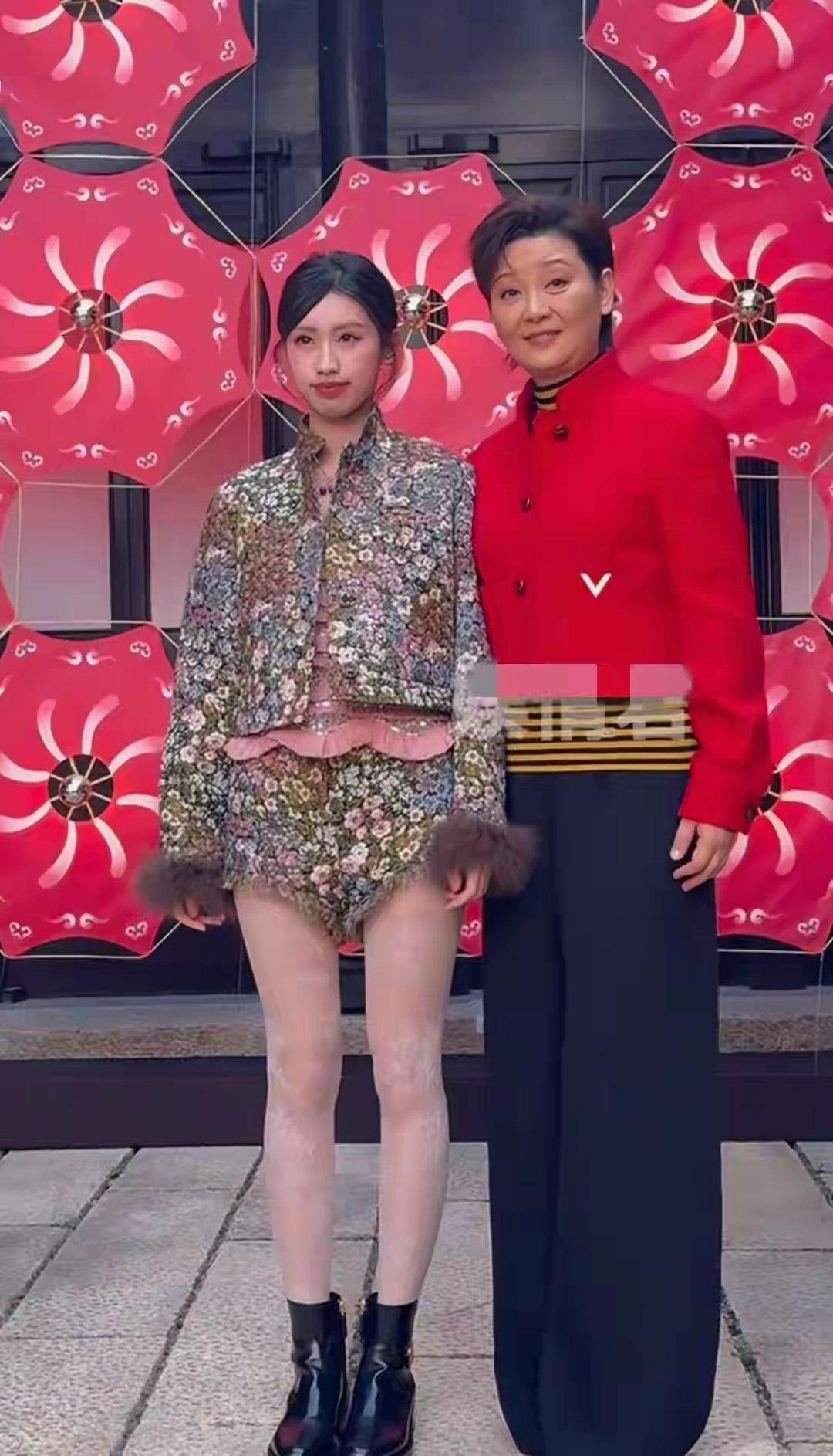 徐帆带养女出席活动，皮肤黝黑打扮土气显老，伸半天手被徐朵无视