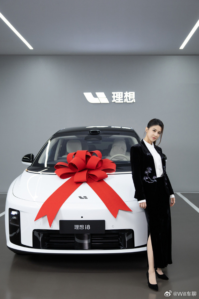 理想之前是坚决不请明星代言的。记得几年前，李想还说过明星代言老贵了，转化率也不高