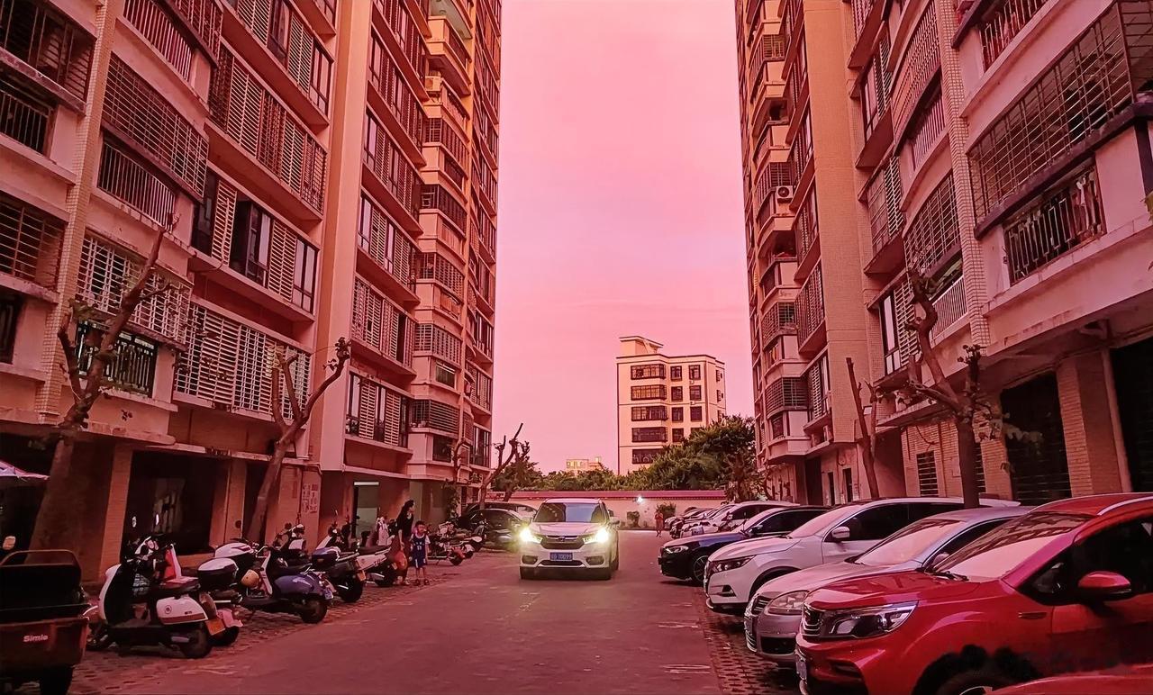 老公刚发工资，回家过中秋之时，家婆又给我们发来礼品单，10盒广州酒家的礼盒月饼，