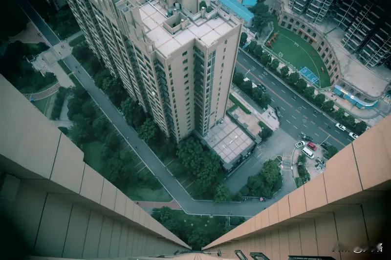 12月7日，一则悲剧消息传来，一名30多岁的中国籍女游客在马来西亚亚庇旅游时，从