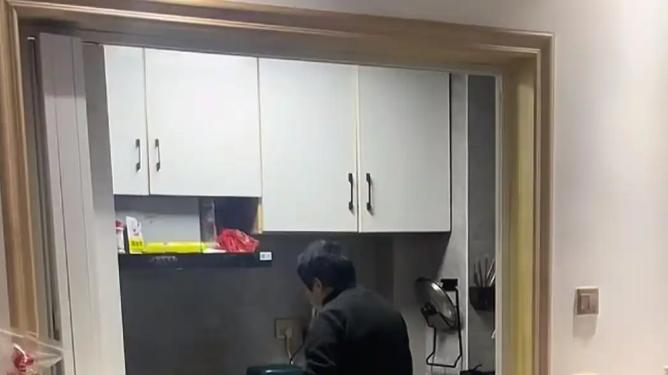 女子离婚还和前夫住一起,两人一起搭伙过日子:感觉还挺好