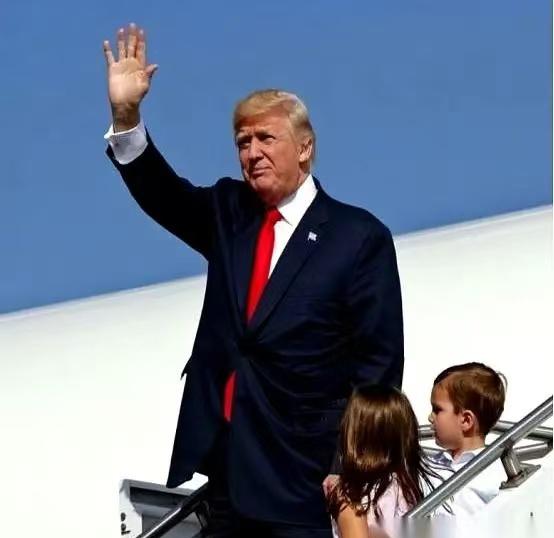 可今天我算看明白了！富二代的起点是高。但能把老爹的家底，滚成50亿的庞大家业