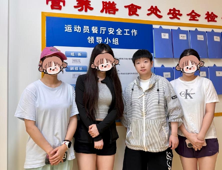 好久不见的莎莎，短发、素颜的莎莎气场十足，莎局依然权威。终于又见到了日思