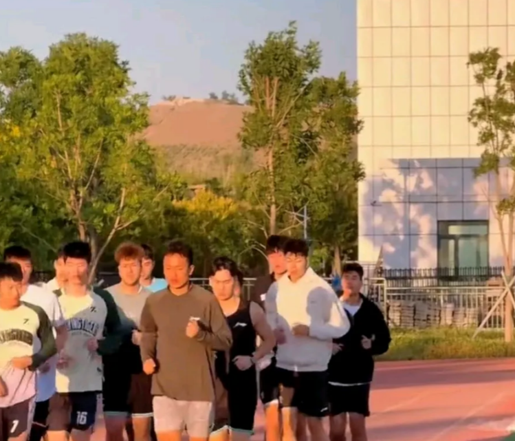 新疆顶着太阳开启夏训，刘炜指导亲自跟队新疆男篮开启夏训，主力球员相继回归，年