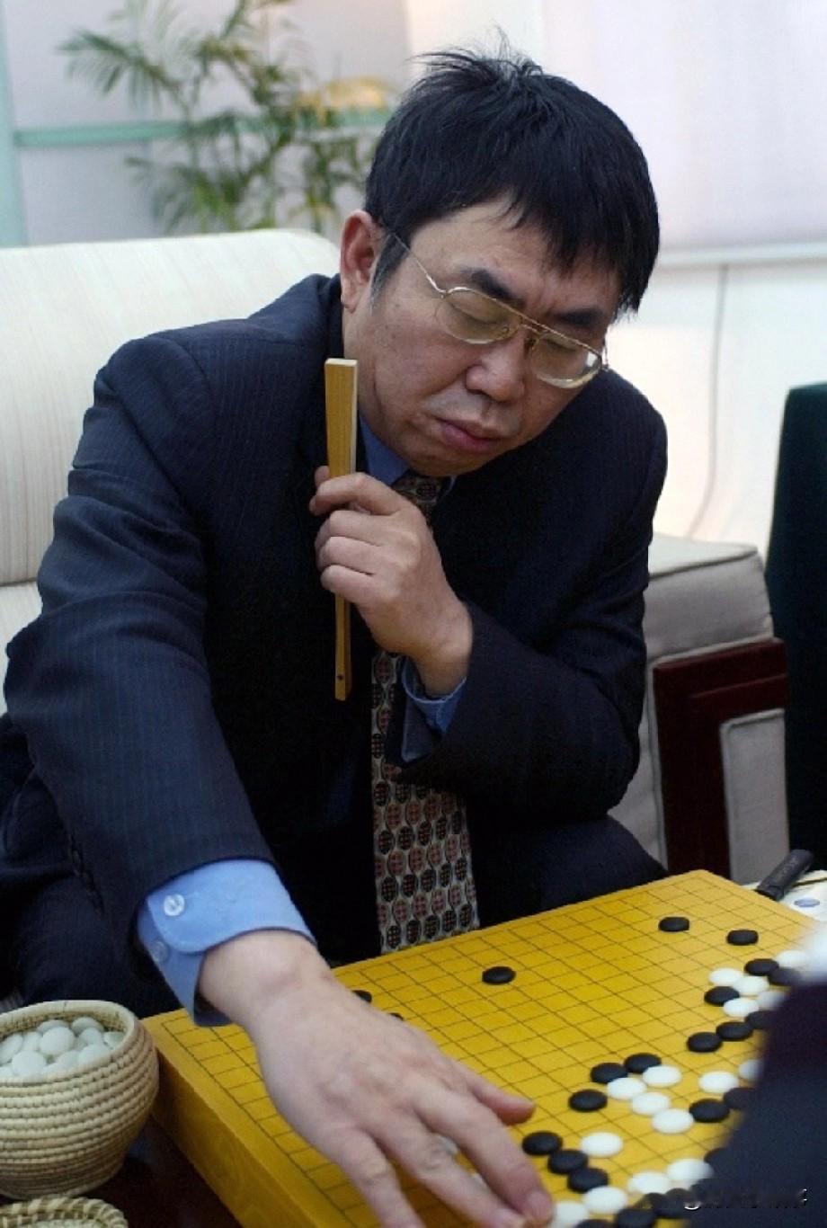 灵堂里，一个从安徽赶来的女人，哭到几乎昏厥。她不是亲属。是三十九年前，聂卫平家里