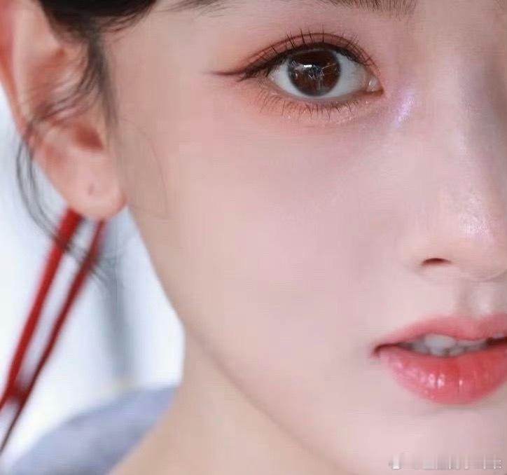 宋祖儿的眼睛形状长得好漂亮
